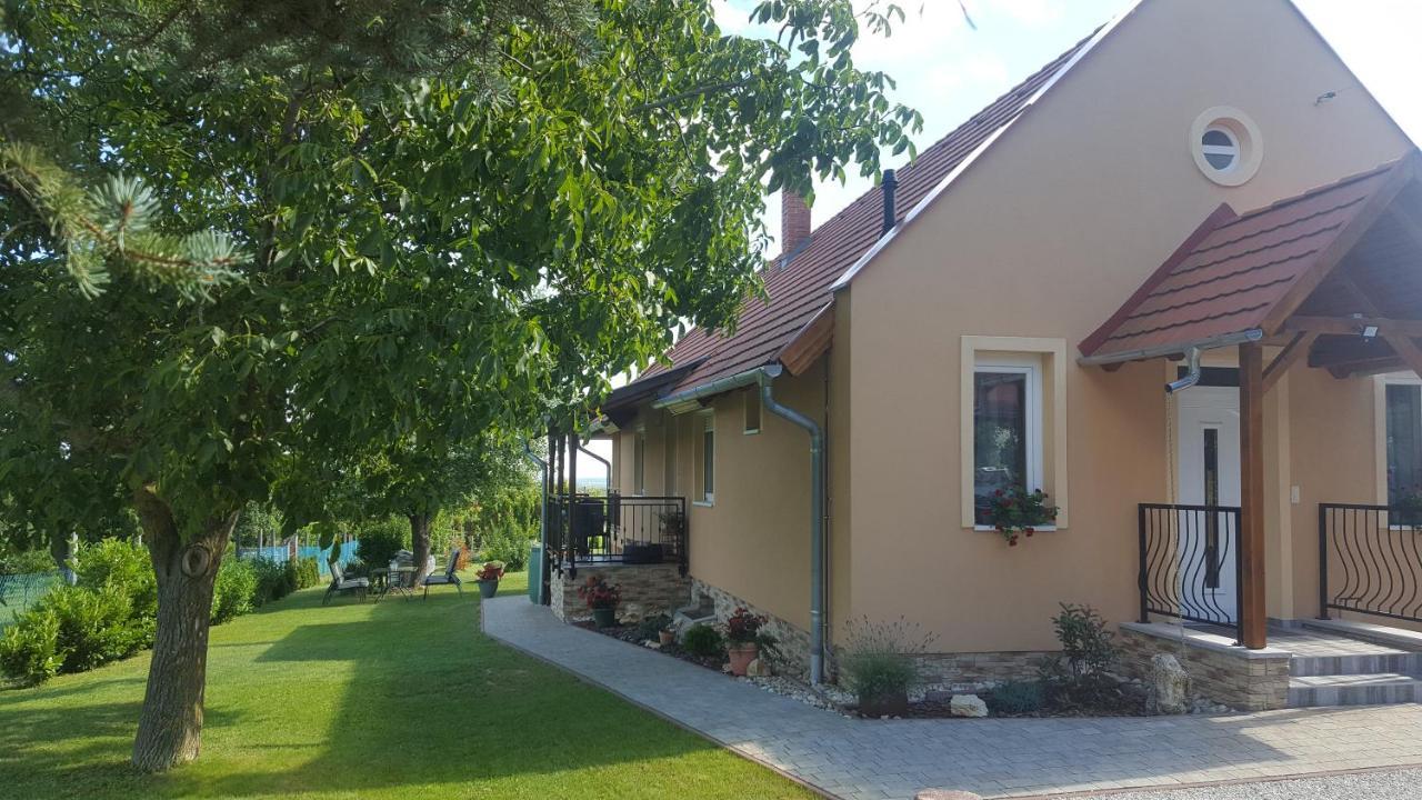 Gyoengyvirag Apartman Keszthely Exterior photo